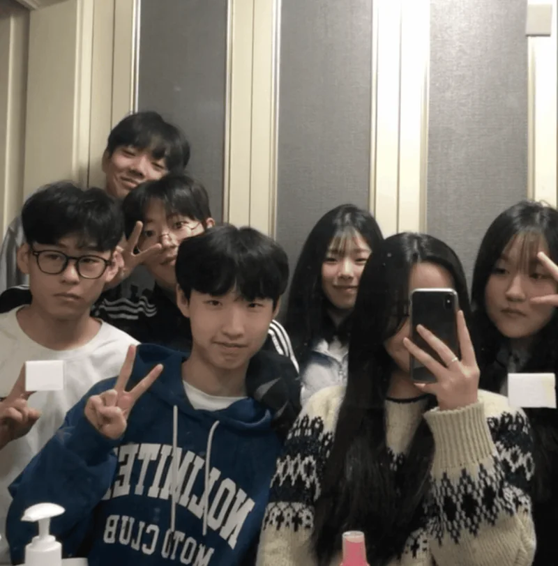 막이 내려도, 학생회장이 친구들과 만든 졸업 노래 — 1